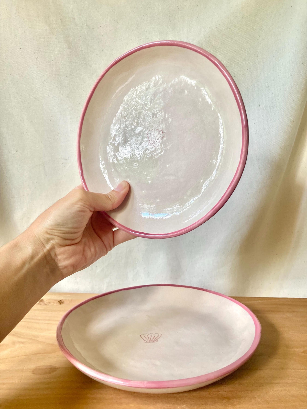 Assiette céramique coquillage et liseré rose