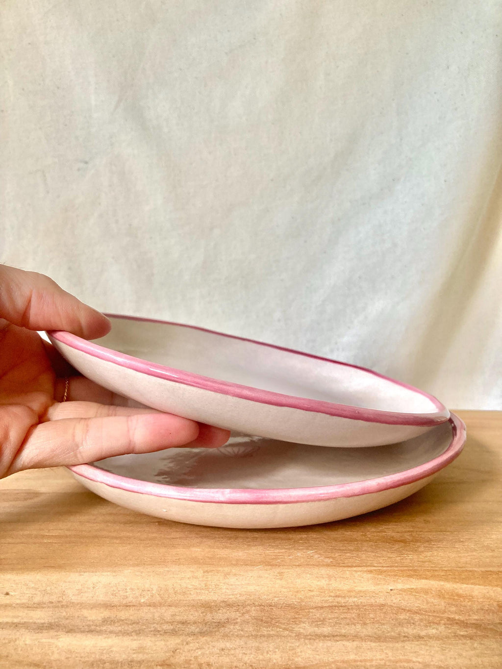 Assiette céramique coquillage et liseré rose