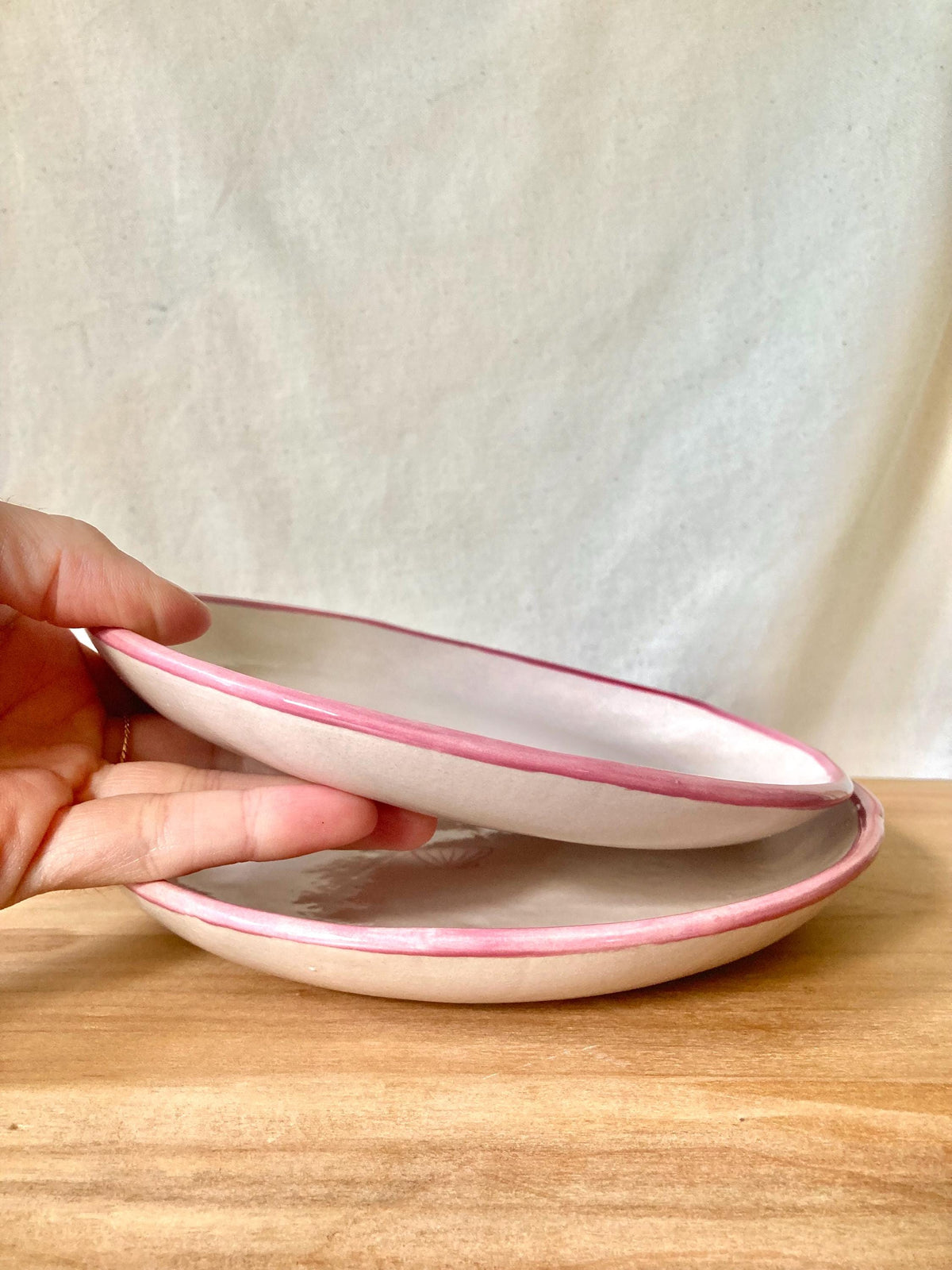 Assiette céramique coquillage et liseré rose