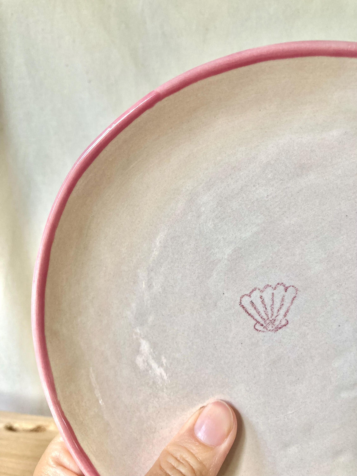 Assiette céramique coquillage et liseré rose