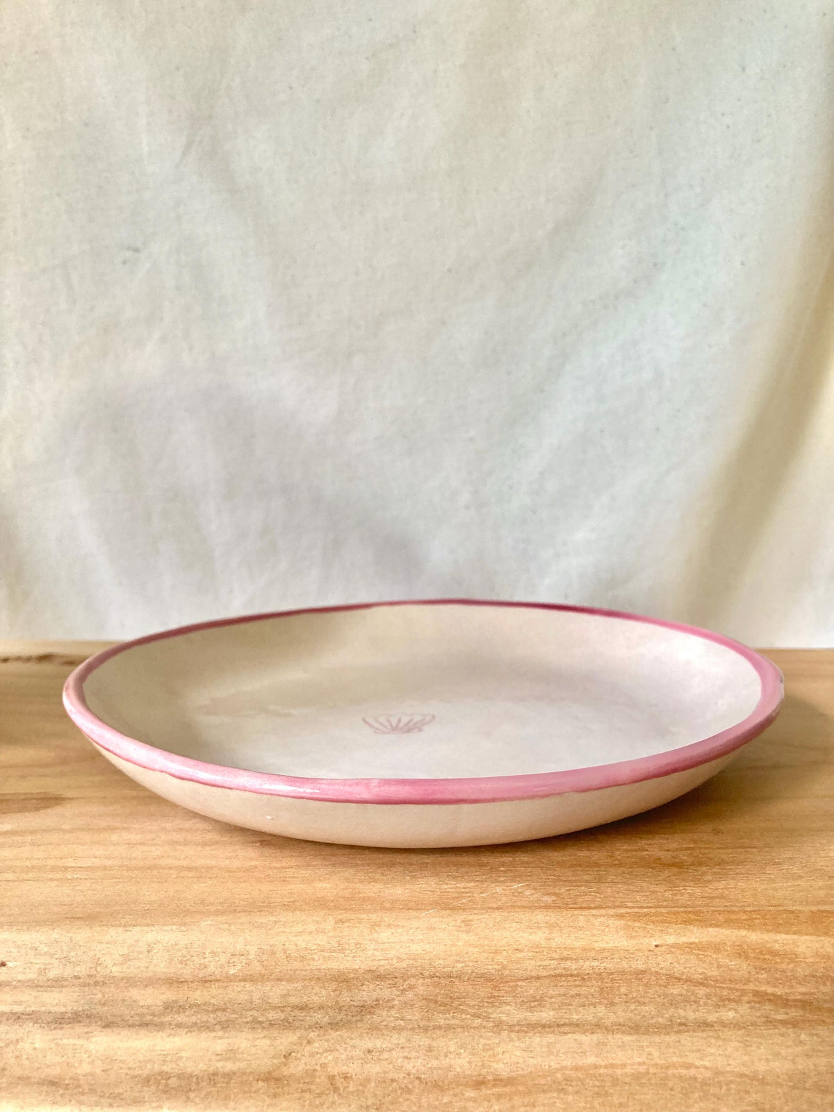 Assiette céramique coquillage et liseré rose
