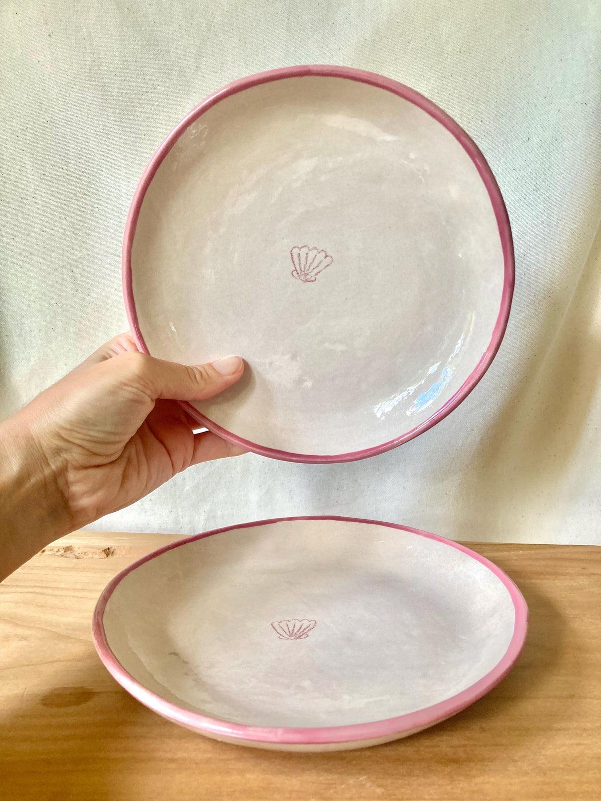 Assiette céramique coquillage et liseré rose