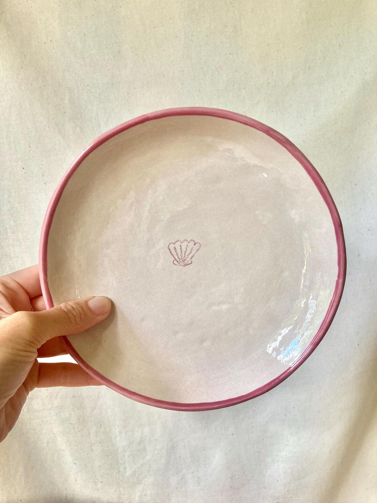 Assiette céramique coquillage et liseré rose