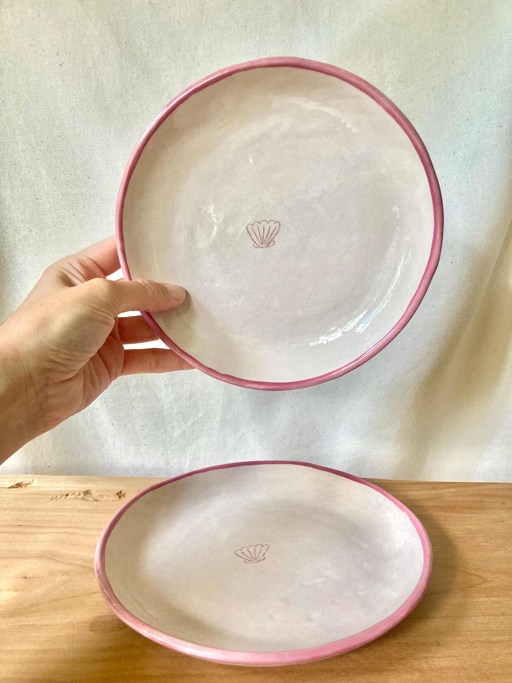 Assiette céramique coquillage et liseré rose