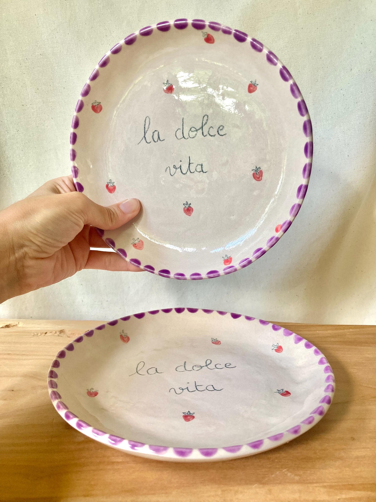 Assiette céramique La dolce vita avec fraises et pois violets