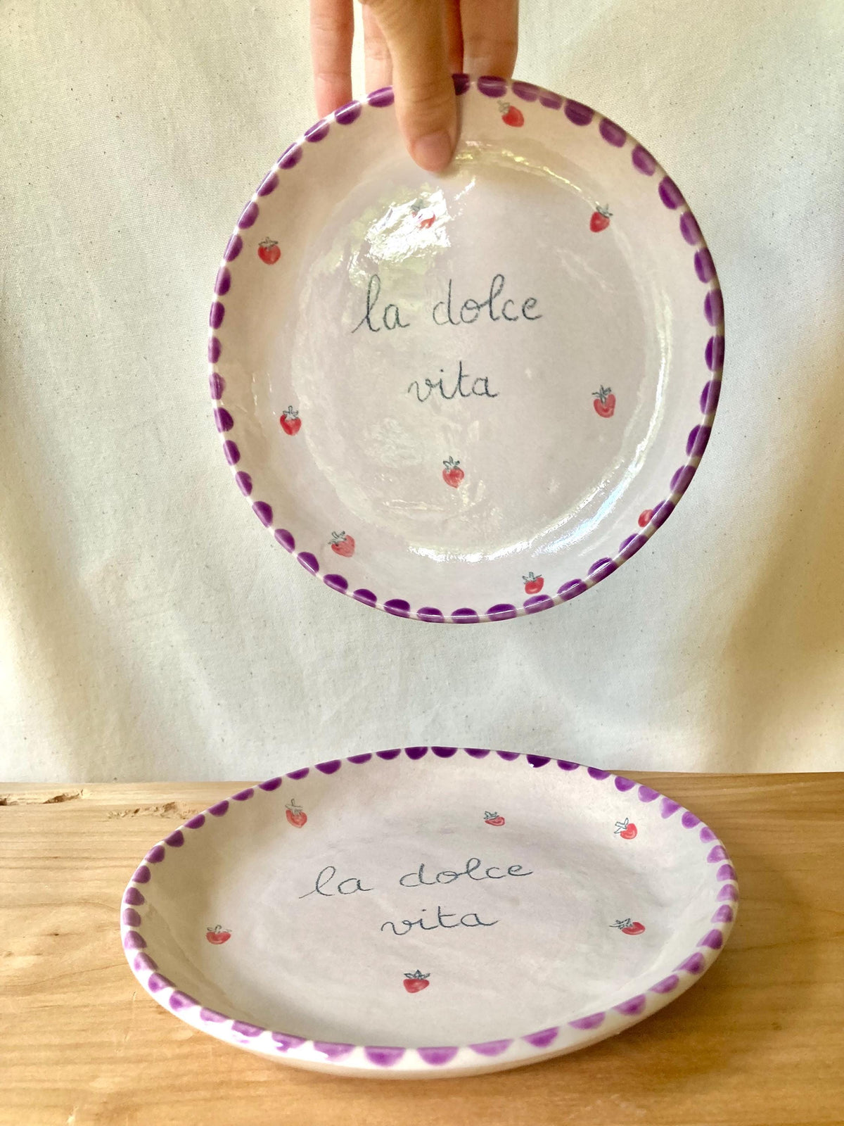 Assiette céramique La dolce vita avec fraises et pois violets
