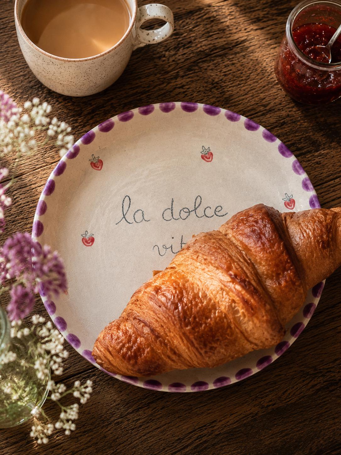 Assiette céramique La dolce vita avec fraises et pois violets