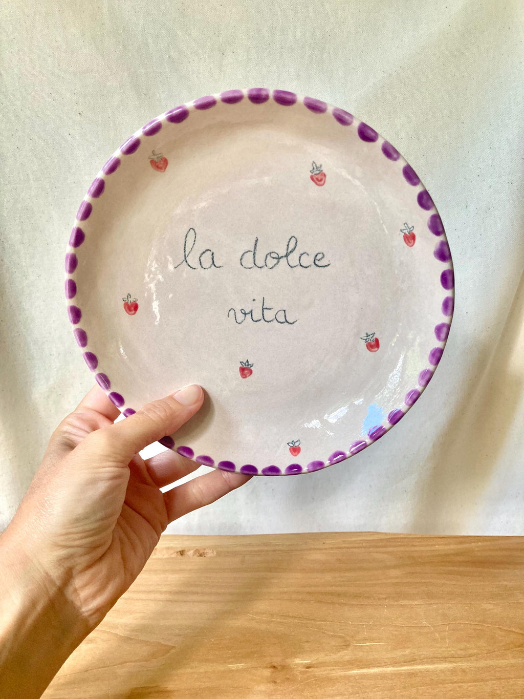 Assiette céramique La dolce vita avec fraises et pois violets