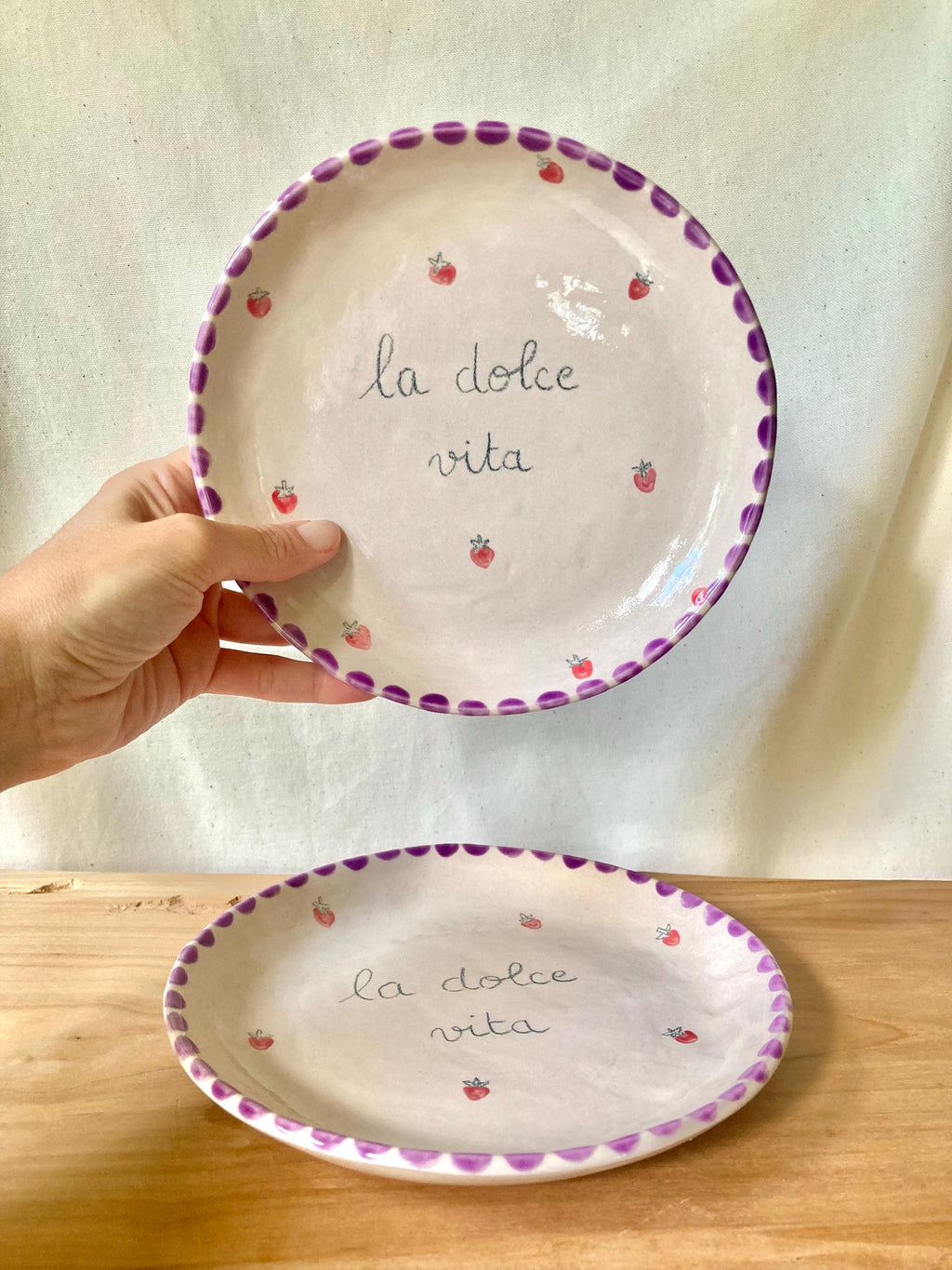 Assiette céramique La dolce vita avec fraises et pois violets