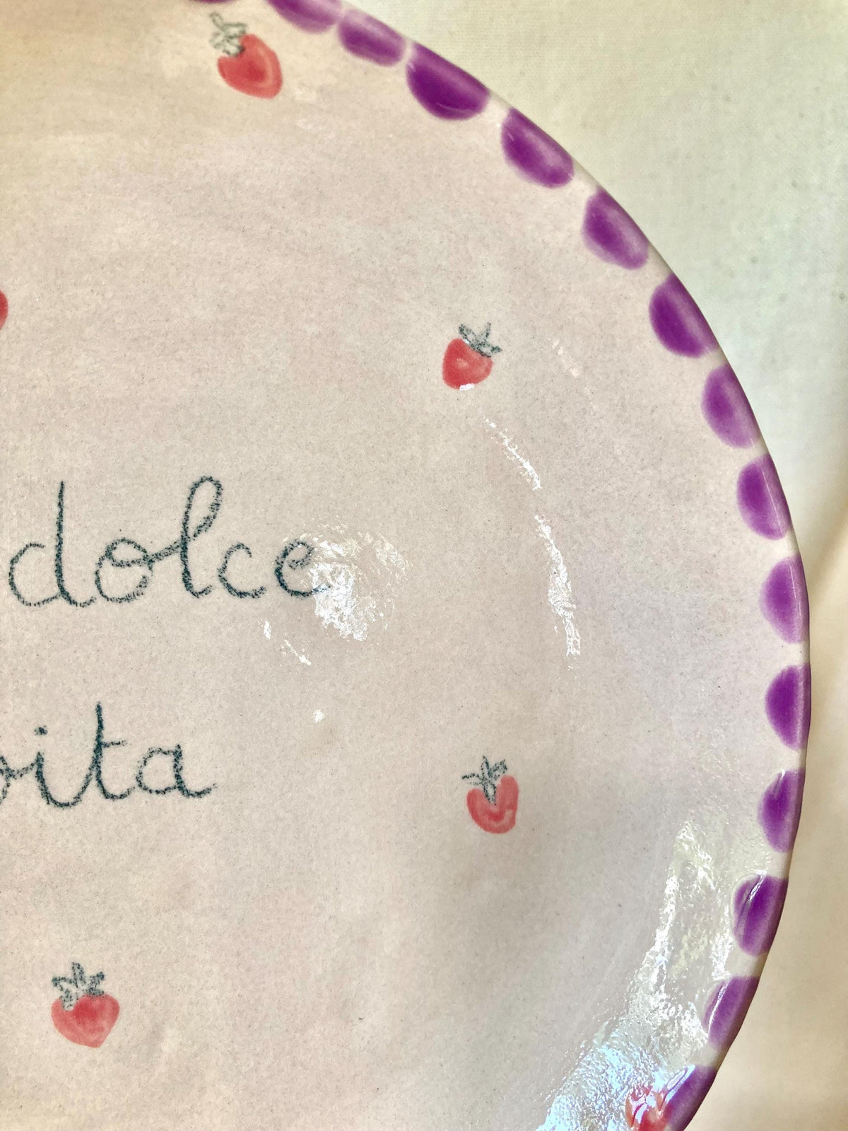 Assiette céramique La dolce vita avec fraises et pois violets