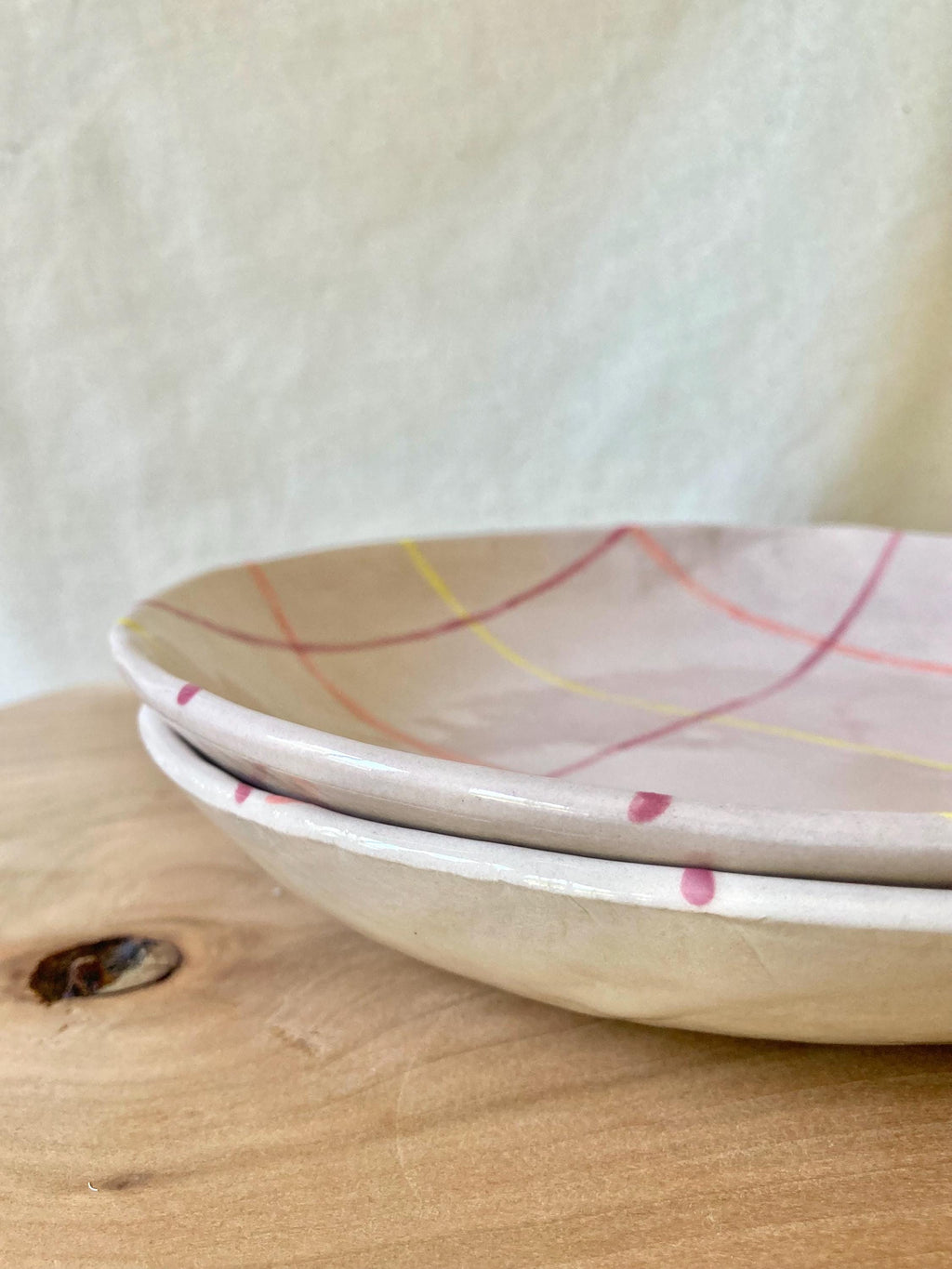 Assiette creuse céramique quadrillée rose et jaune