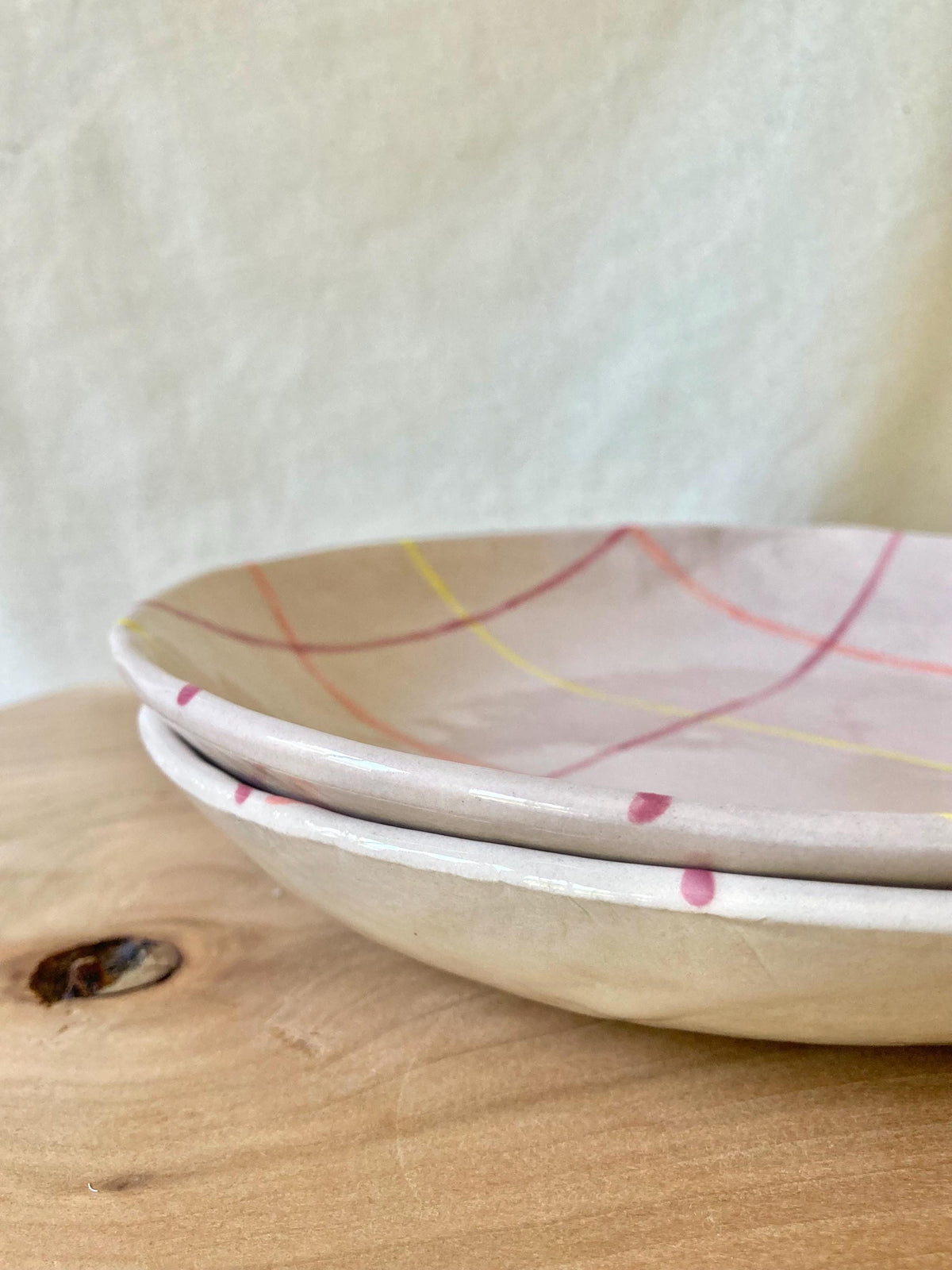 Assiette creuse céramique quadrillée rose et jaune