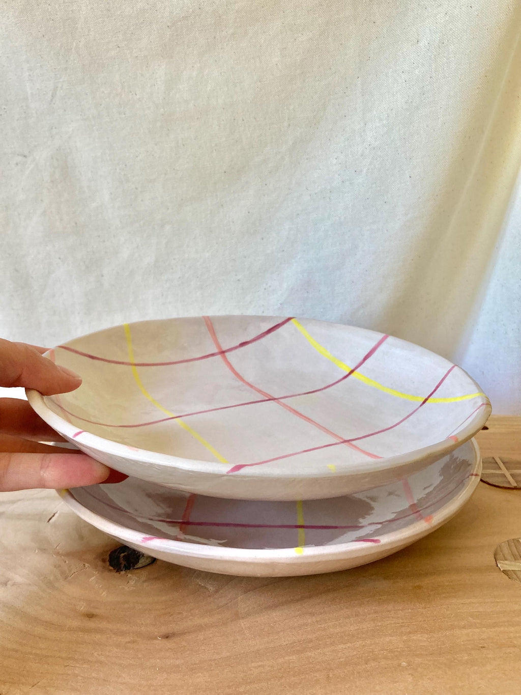 Assiette creuse céramique quadrillée rose et jaune