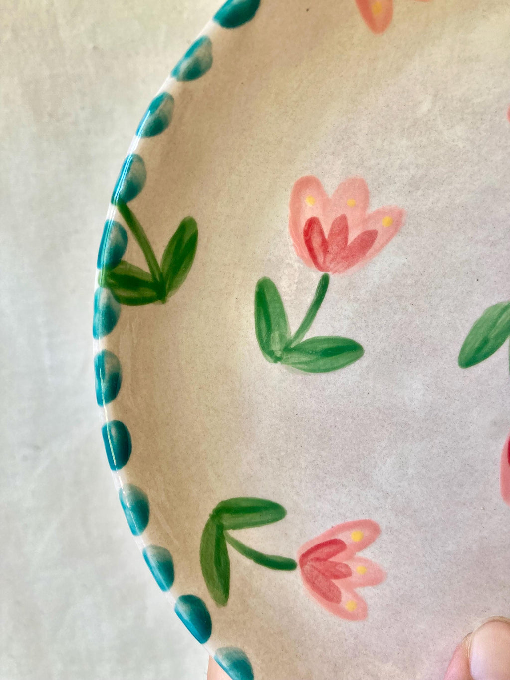 Assiette céramique fleurs roses et rouges - pois bleus