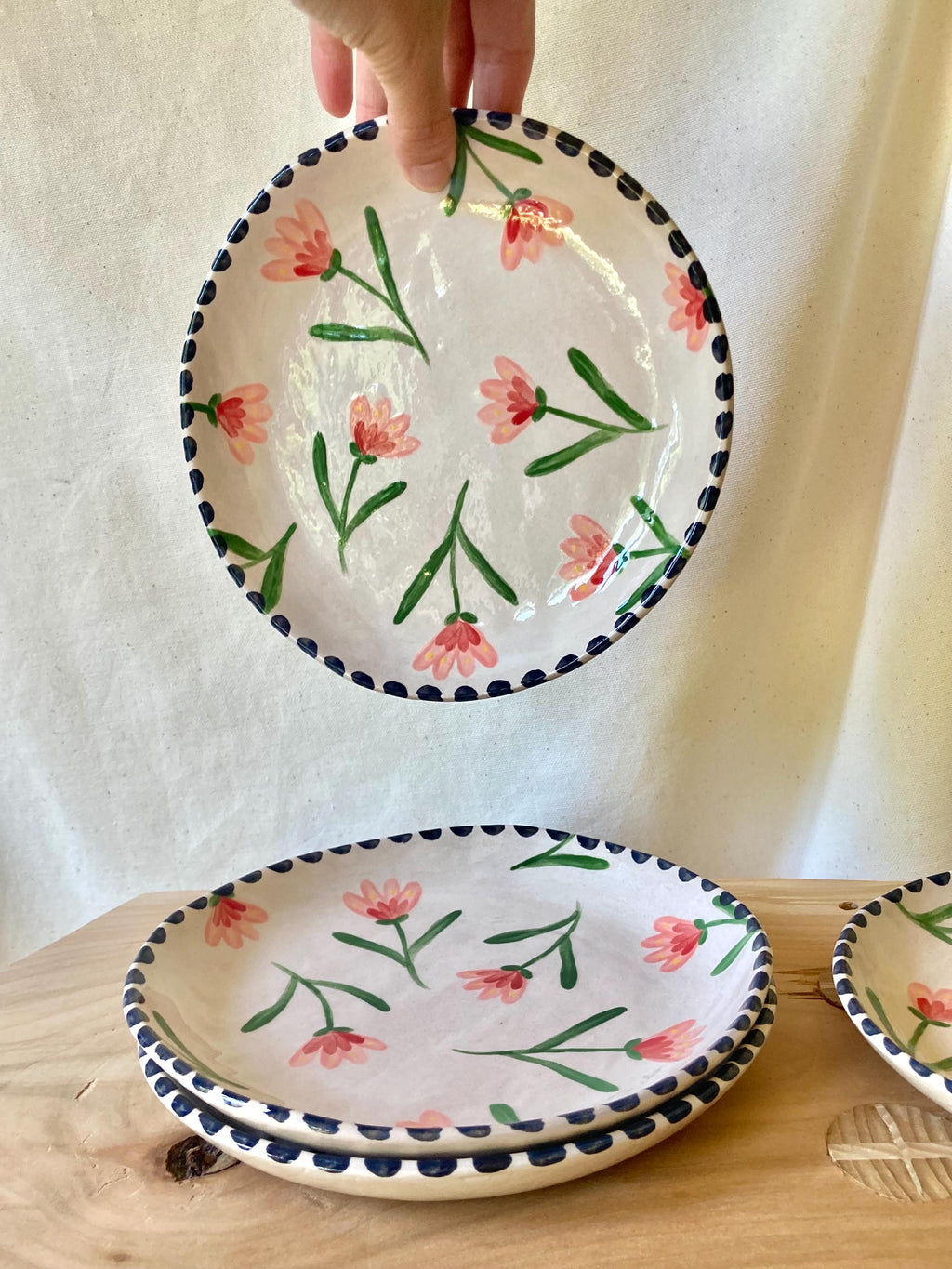 Assiette céramique fleurs roses et rouges, liseré noir