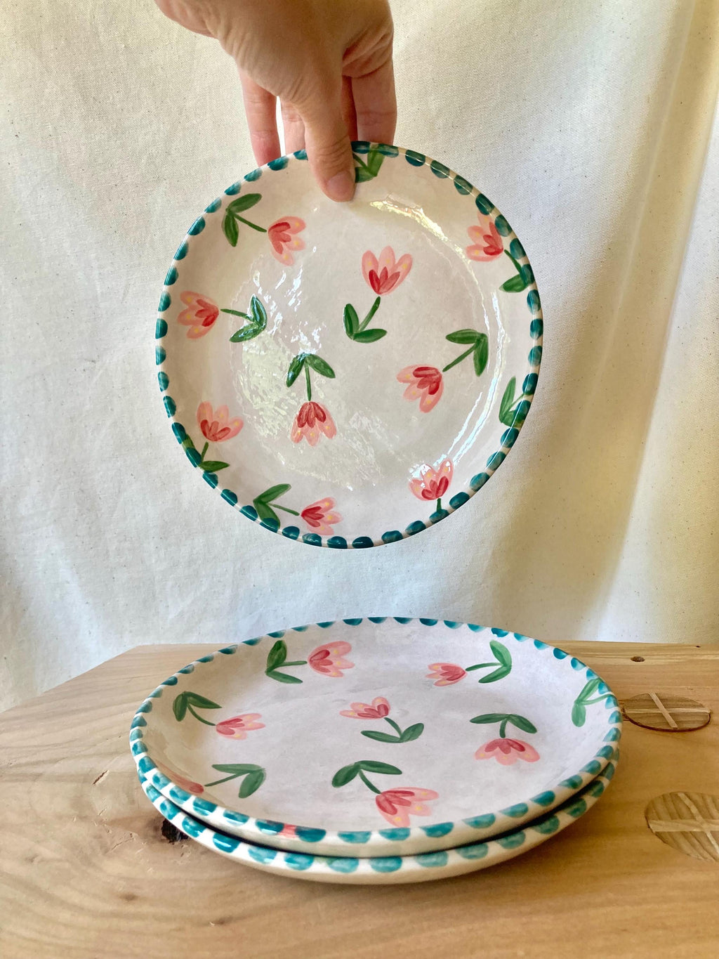 Assiette céramique fleurs roses et rouges - pois bleus