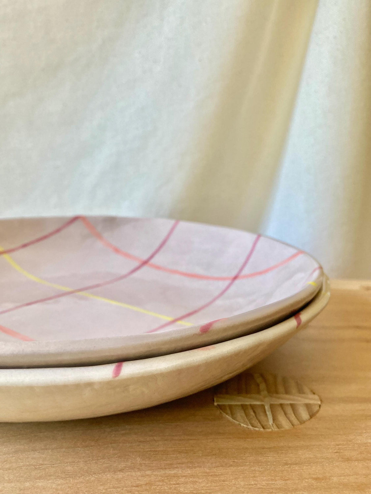 Assiette creuse céramique quadrillée rose et jaune