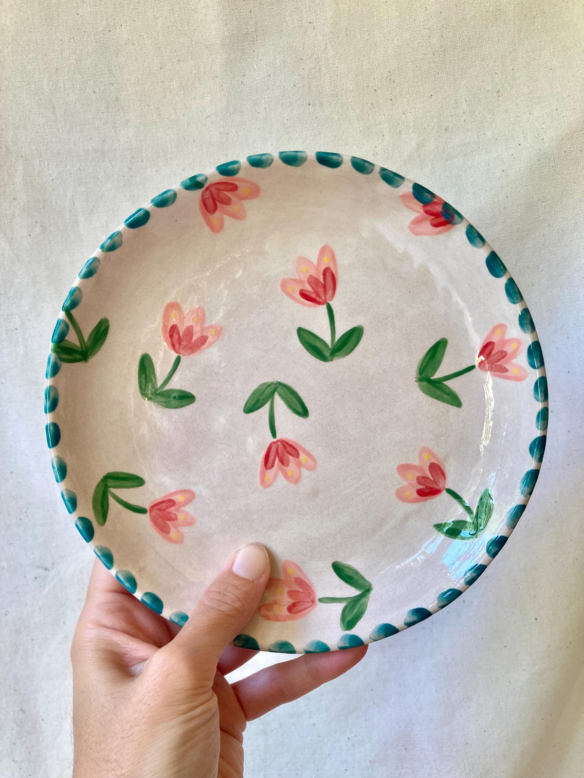 Assiette céramique fleurs roses et rouges - pois bleus