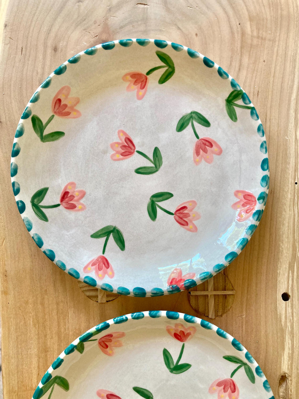 Assiette céramique fleurs roses et rouges - pois bleus