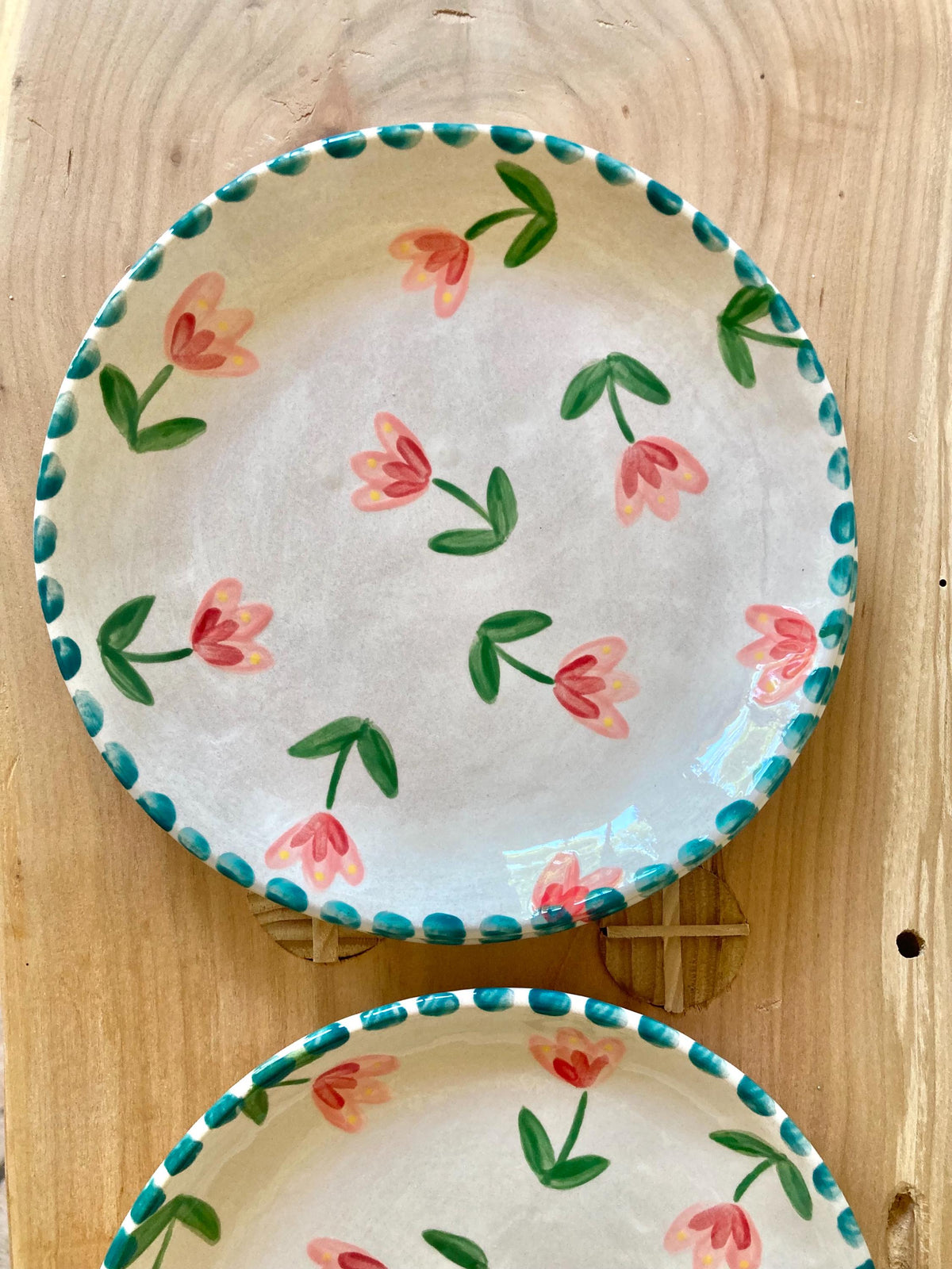 Assiette céramique fleurs roses et rouges - pois bleus