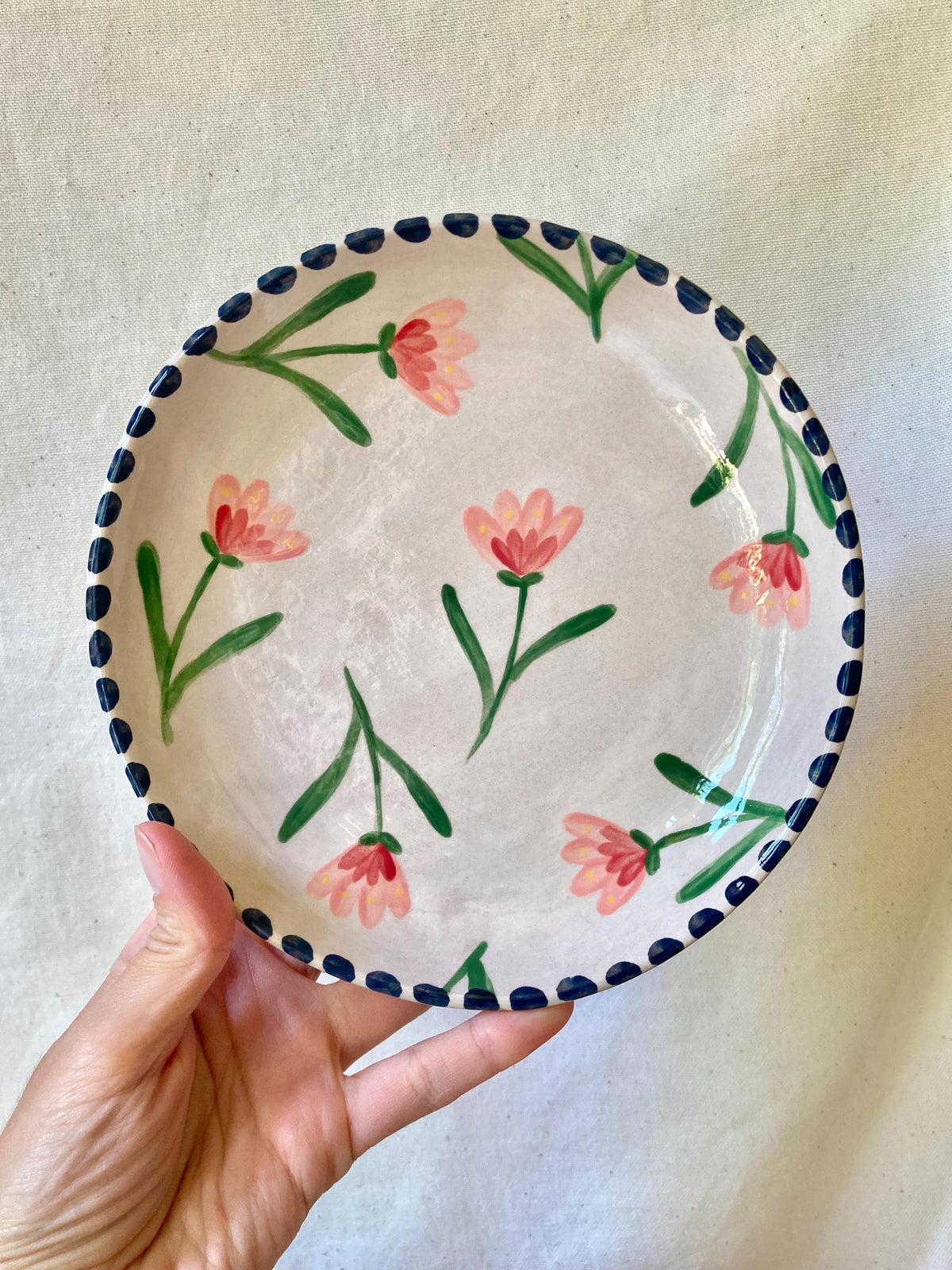 Assiette céramique fleurs roses et rouges, liseré noir