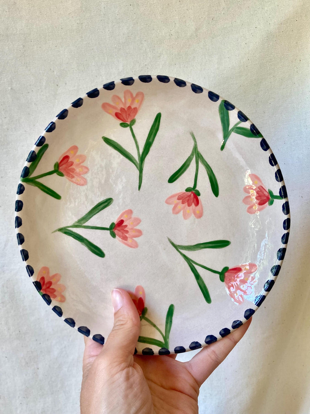 Assiette céramique fleurs roses et rouges, liseré noir