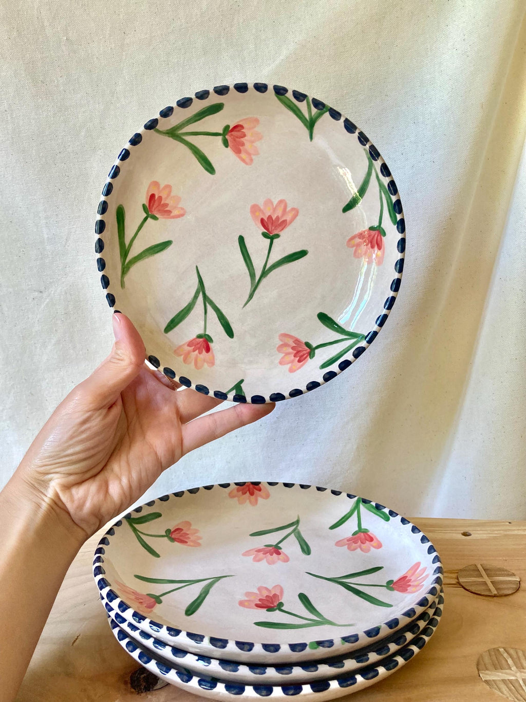 Assiette céramique fleurs roses et rouges, liseré noir
