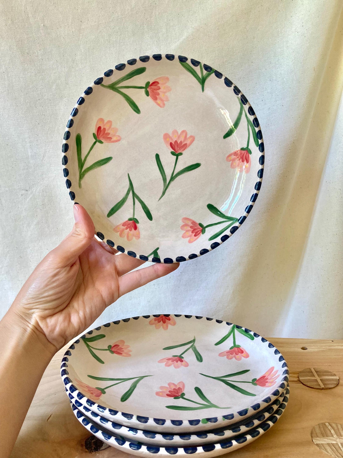 Assiette céramique fleurs roses et rouges, liseré noir