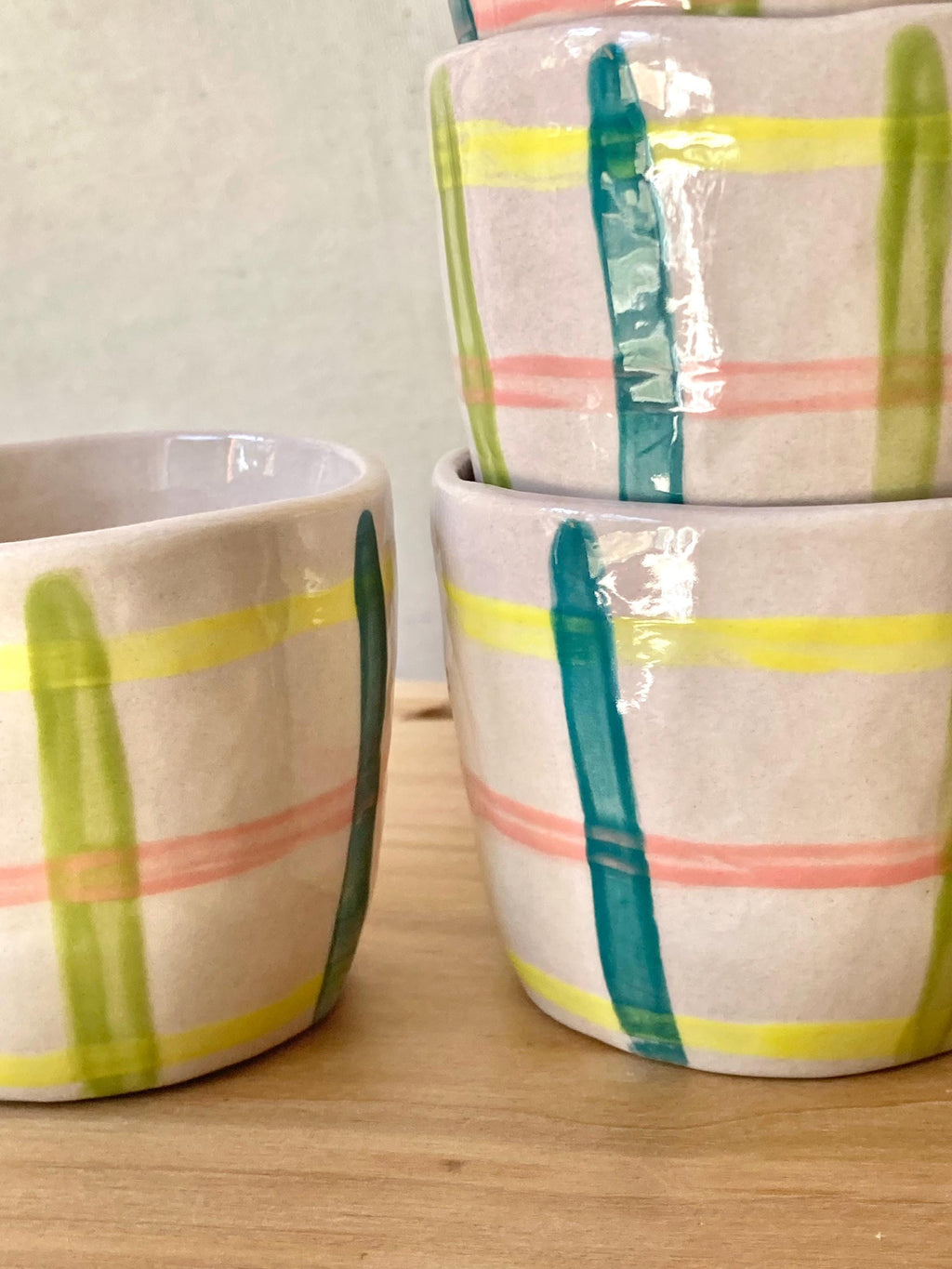 Tasse céramique quadrillage jaune, rose, vert et bleu