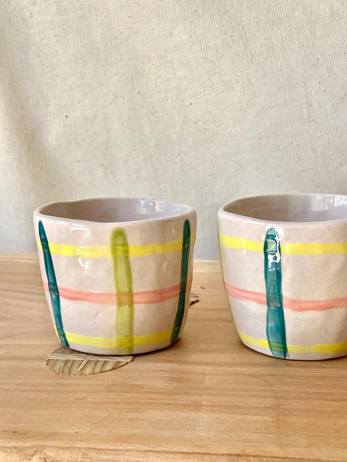 Tasse céramique quadrillage jaune, rose, vert et bleu