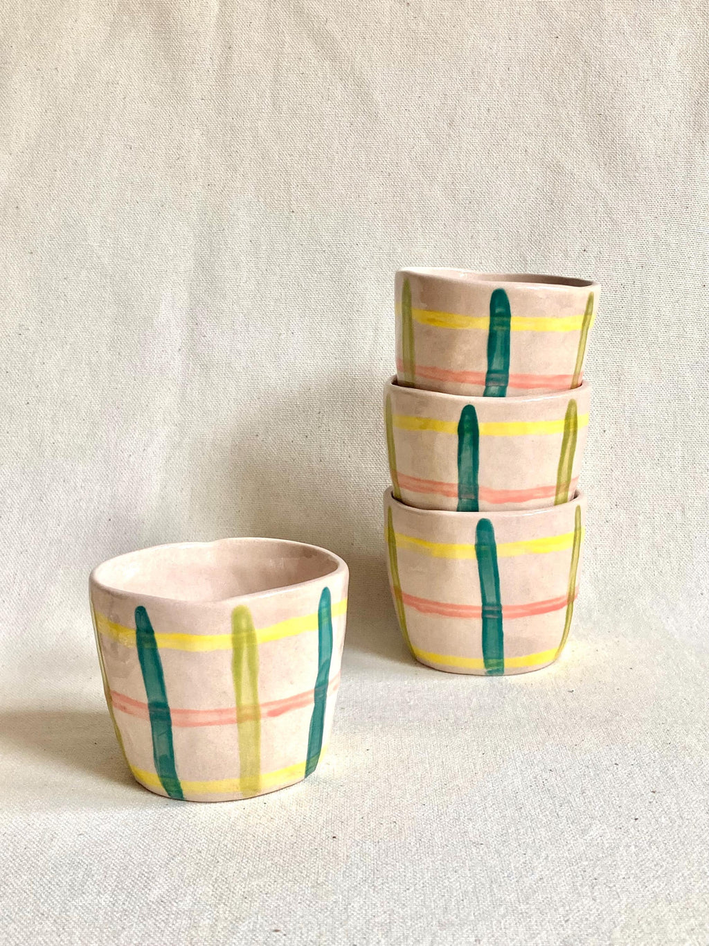 Tasse céramique quadrillage jaune, rose, vert et bleu