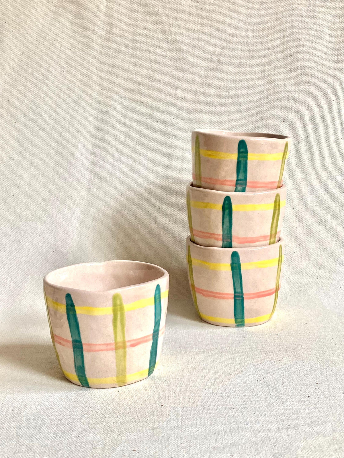Tasse céramique quadrillage jaune, rose, vert et bleu
