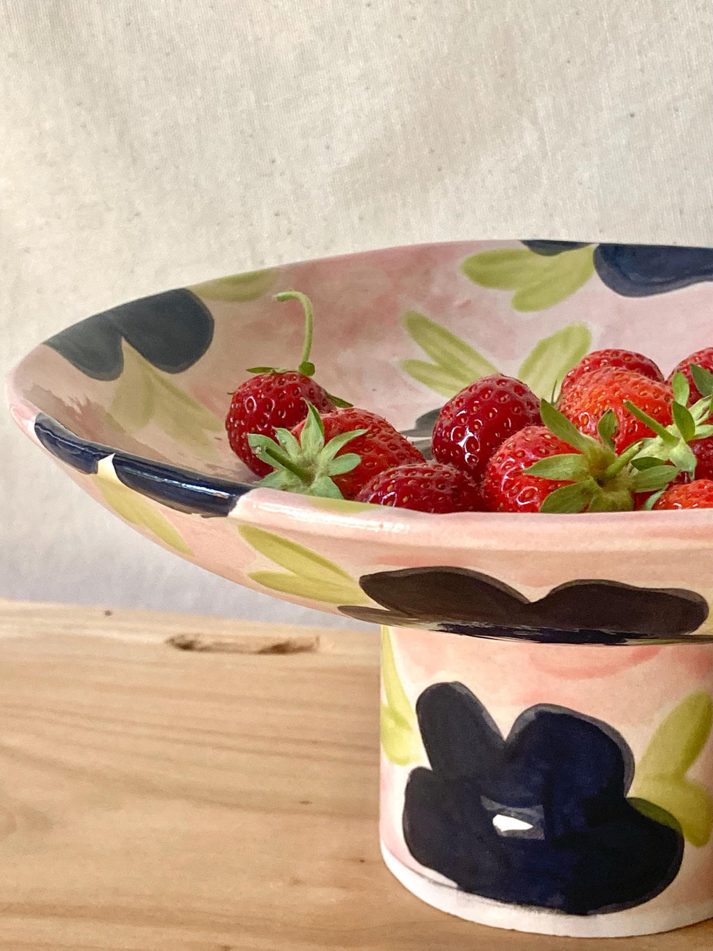 Coupe à fruit céramique fleurs noires et fond rose