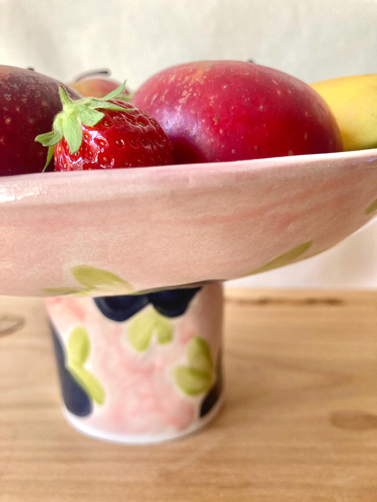 Coupe à fruit céramique fleurs noires et fond rose
