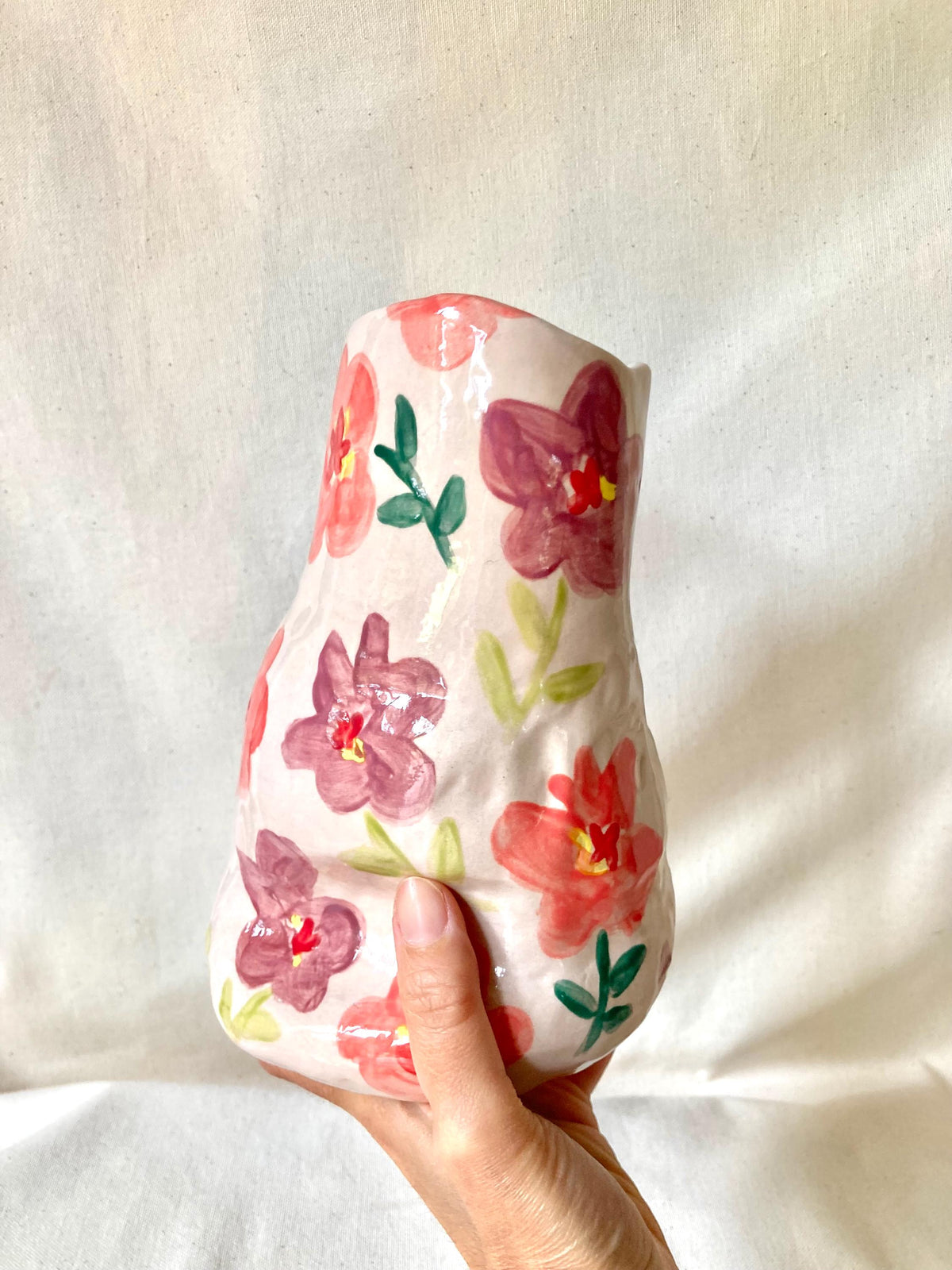 Vase céramique déformé fleurs roses et violettes
