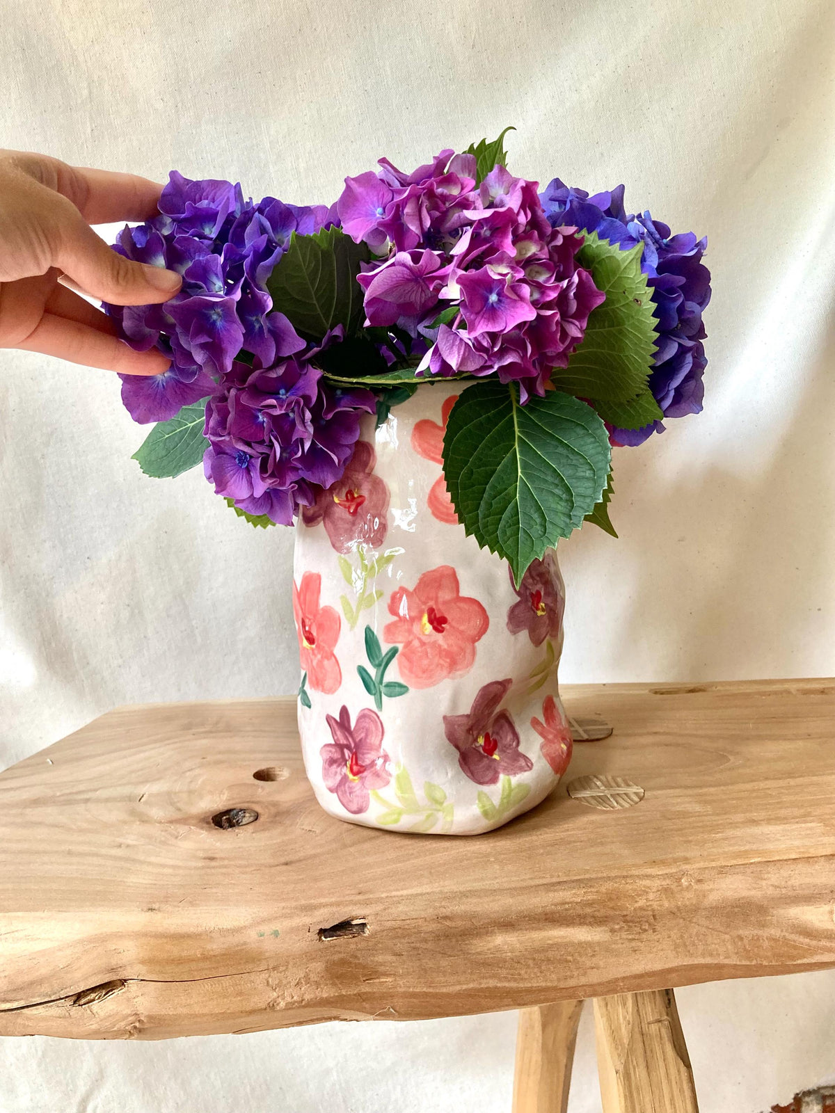 Vase céramique déformé fleurs roses et violettes