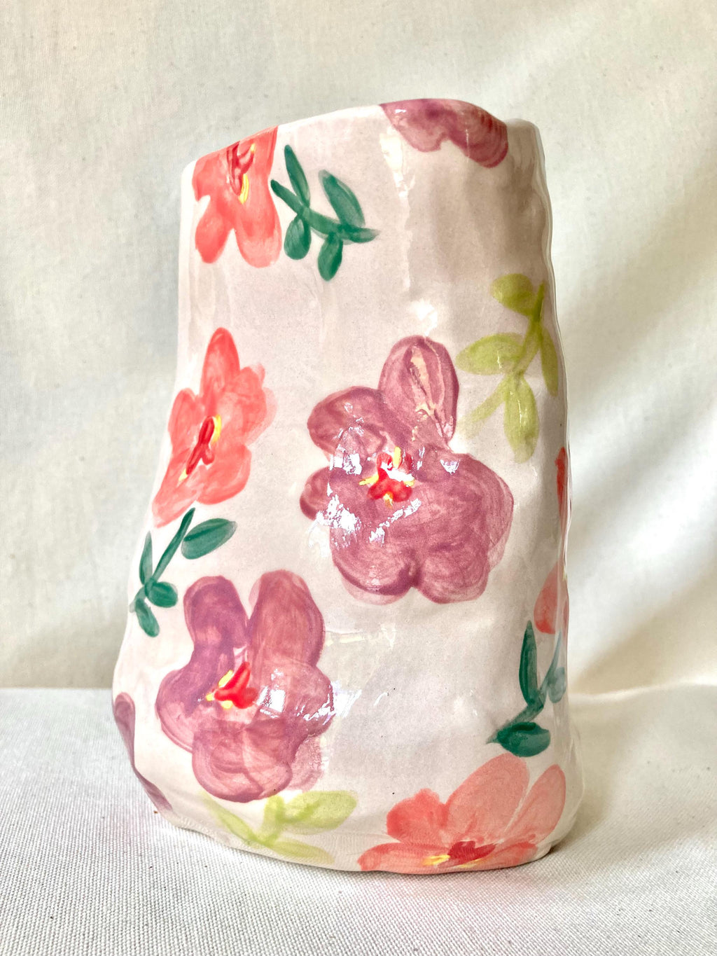 Vase céramique déformé fleurs roses et violettes