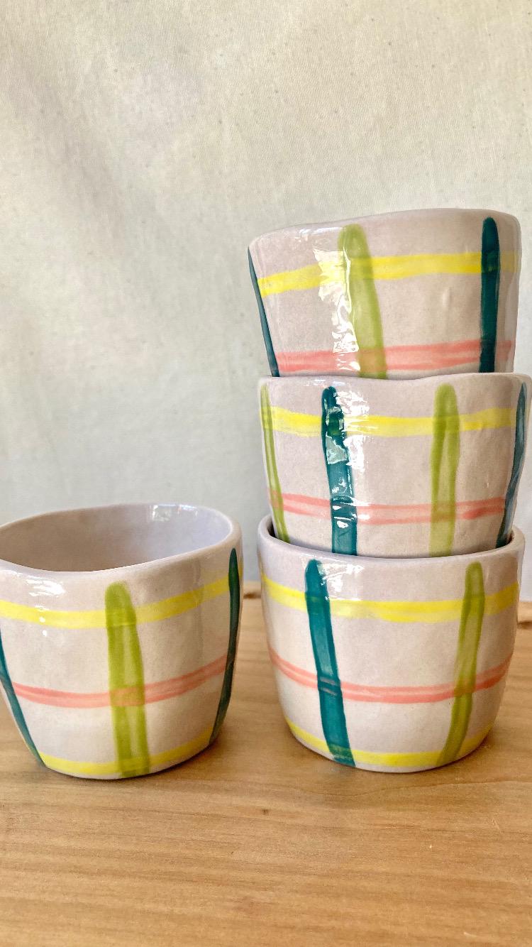 Tasse céramique quadrillage jaune, rose, vert et bleu
