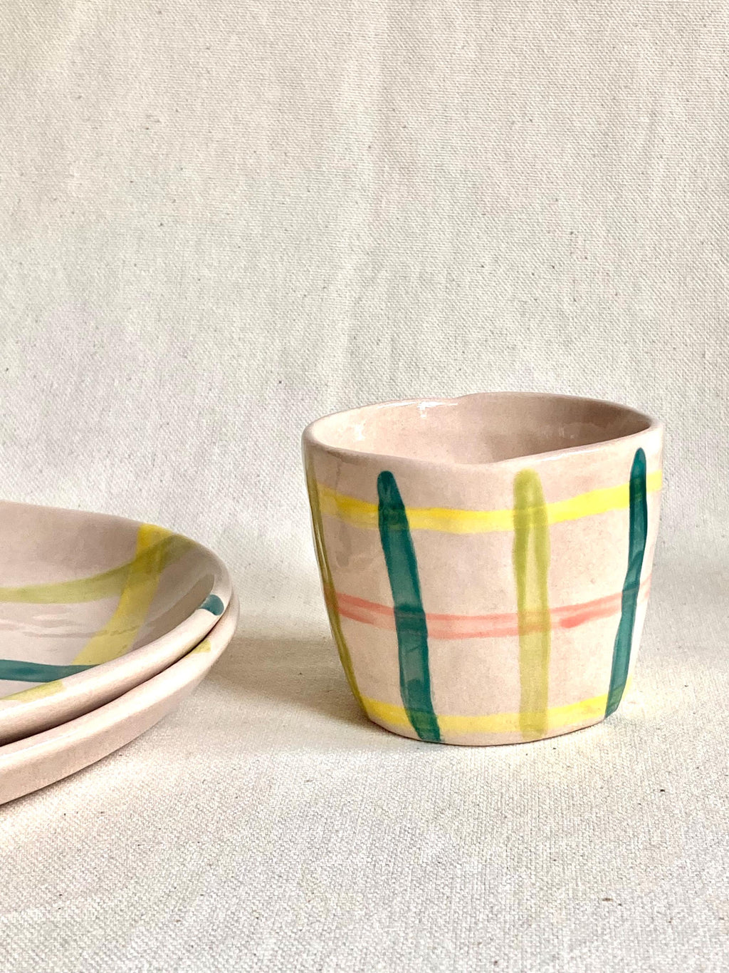 Tasse céramique quadrillage jaune, rose, vert et bleu