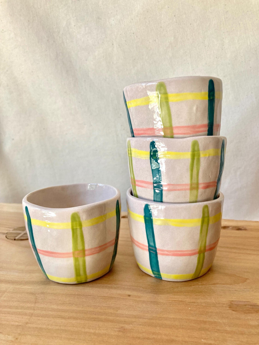 Tasse céramique quadrillage jaune, rose, vert et bleu