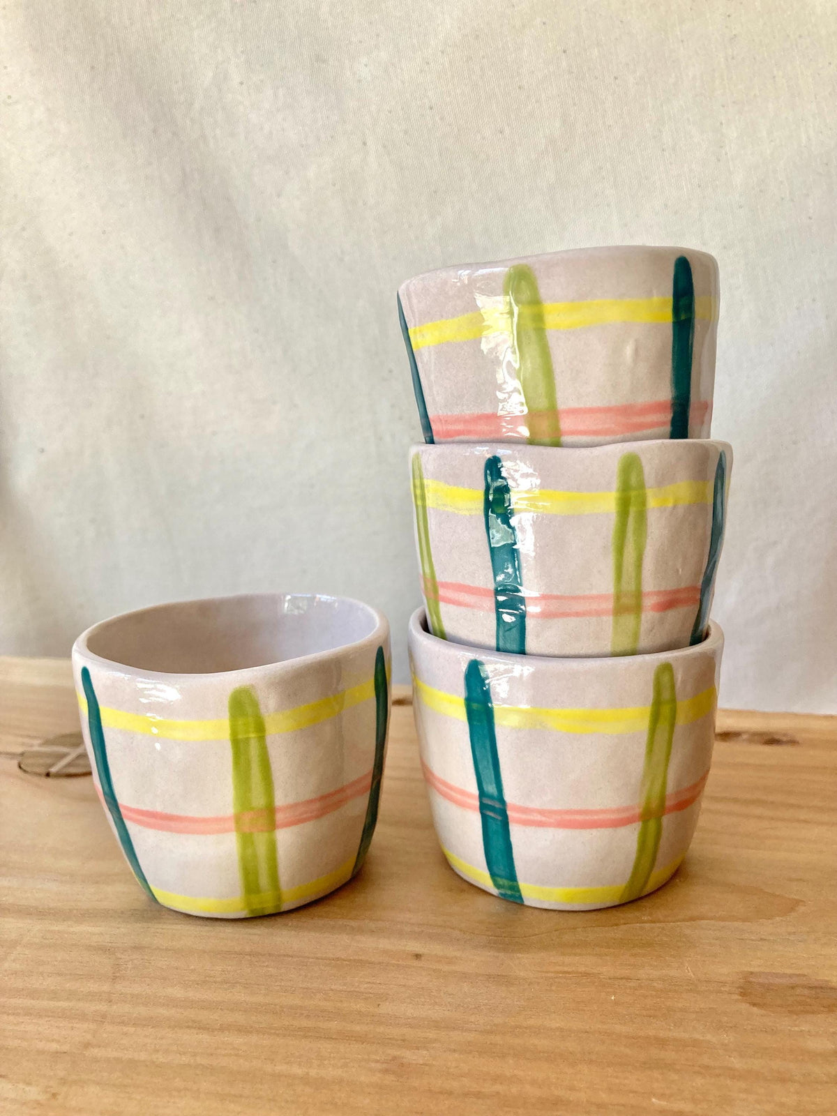 Tasse céramique quadrillage jaune, rose, vert et bleu
