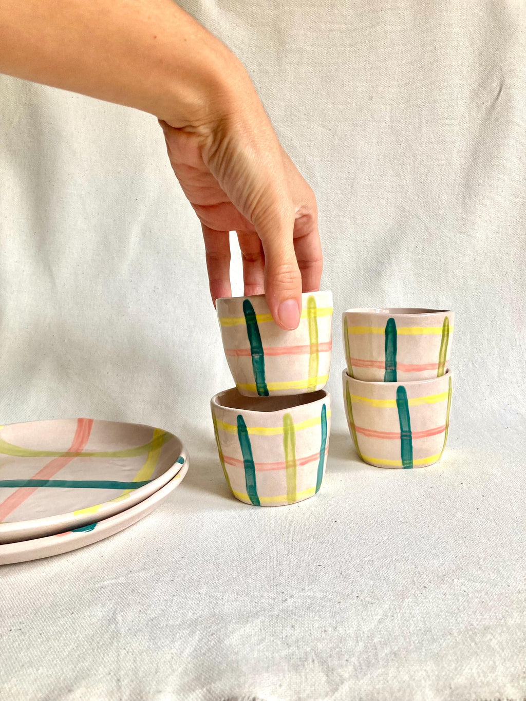 Tasse céramique quadrillage jaune, rose, vert et bleu