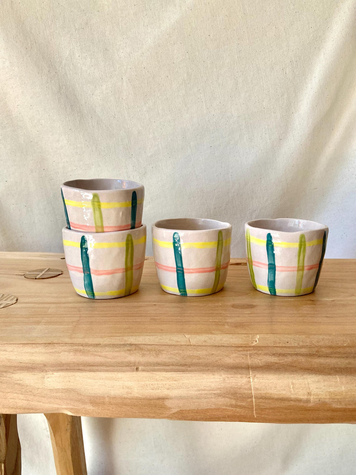 Tasse céramique quadrillage jaune, rose, vert et bleu