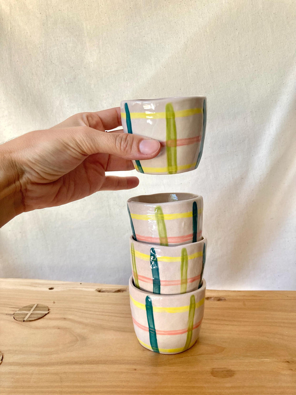 Tasse céramique quadrillage jaune, rose, vert et bleu