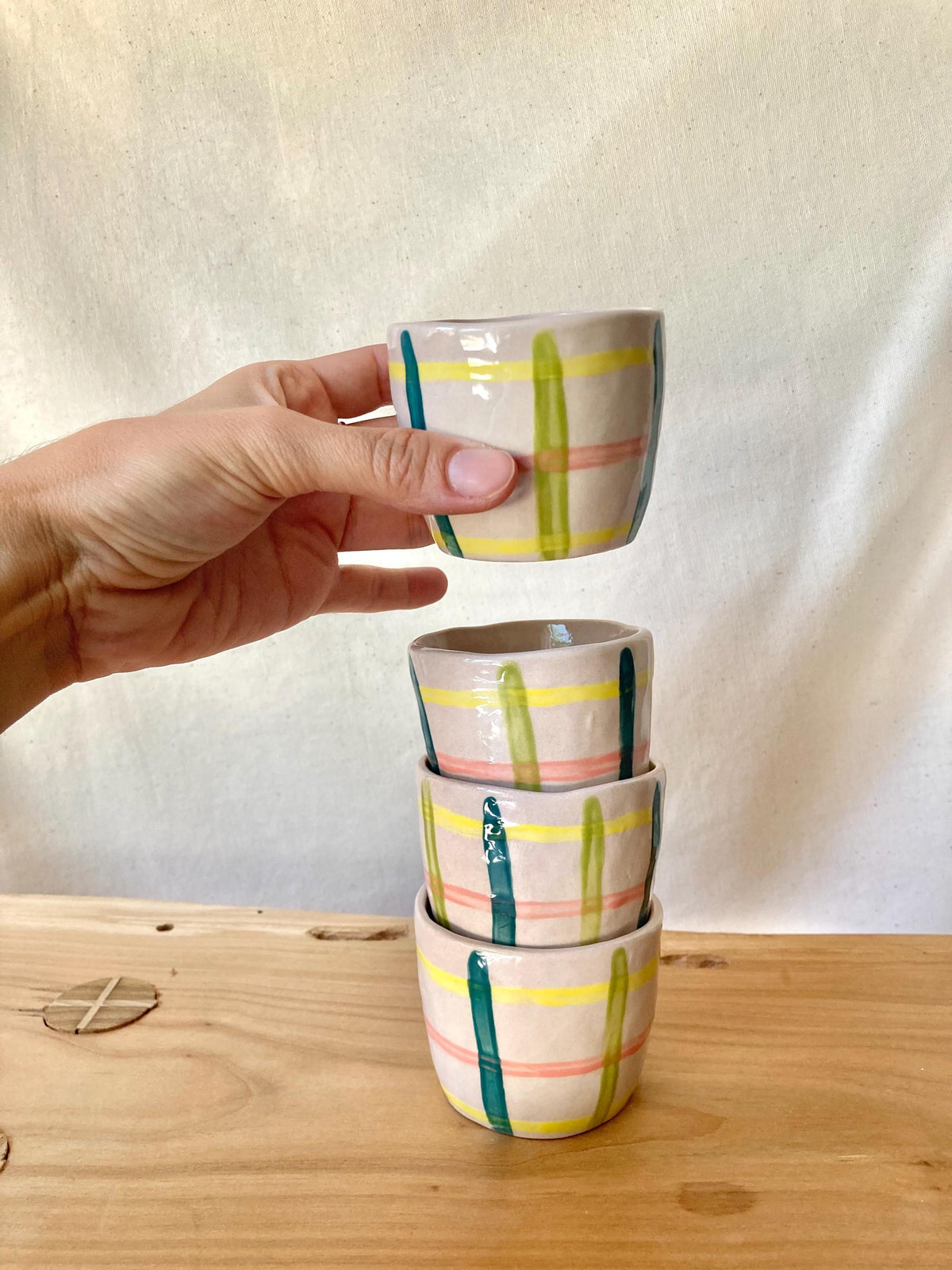 Tasse céramique quadrillage jaune, rose, vert et bleu