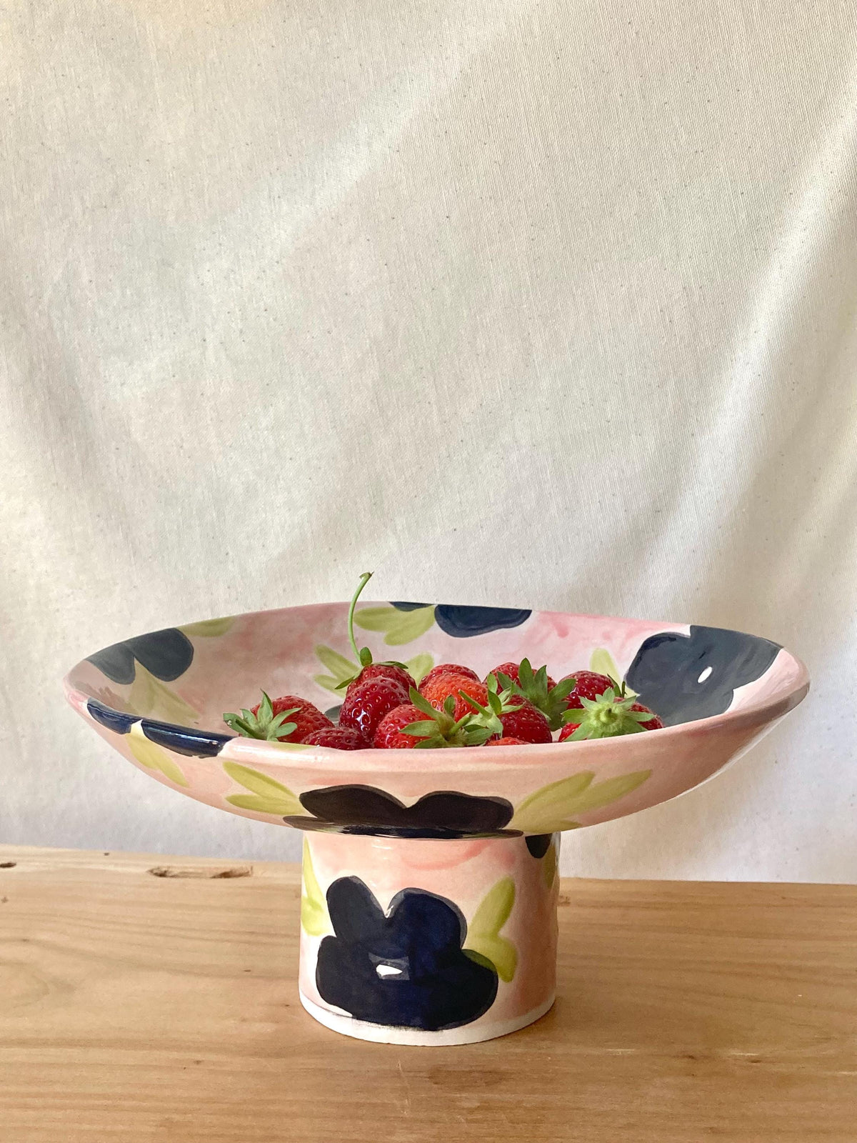 Coupe à fruit céramique fleurs noires et fond rose