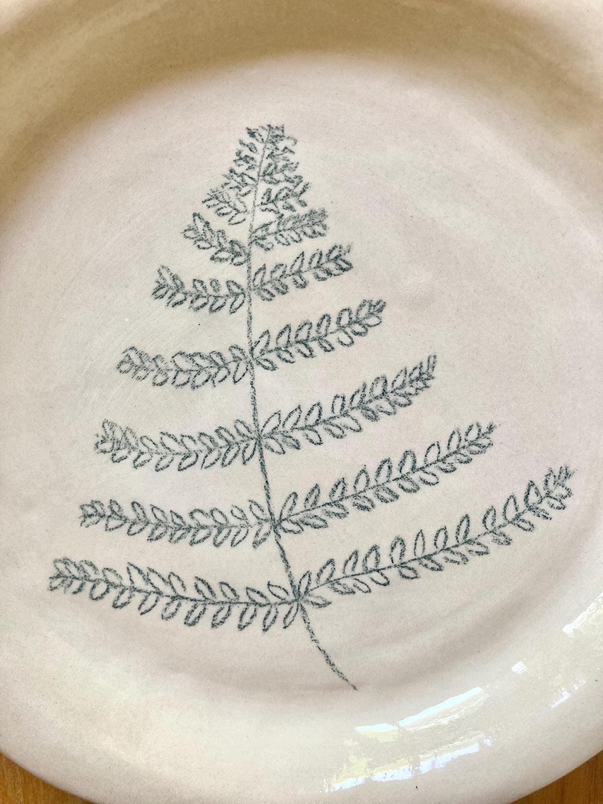 Assiette céramique fougère verte