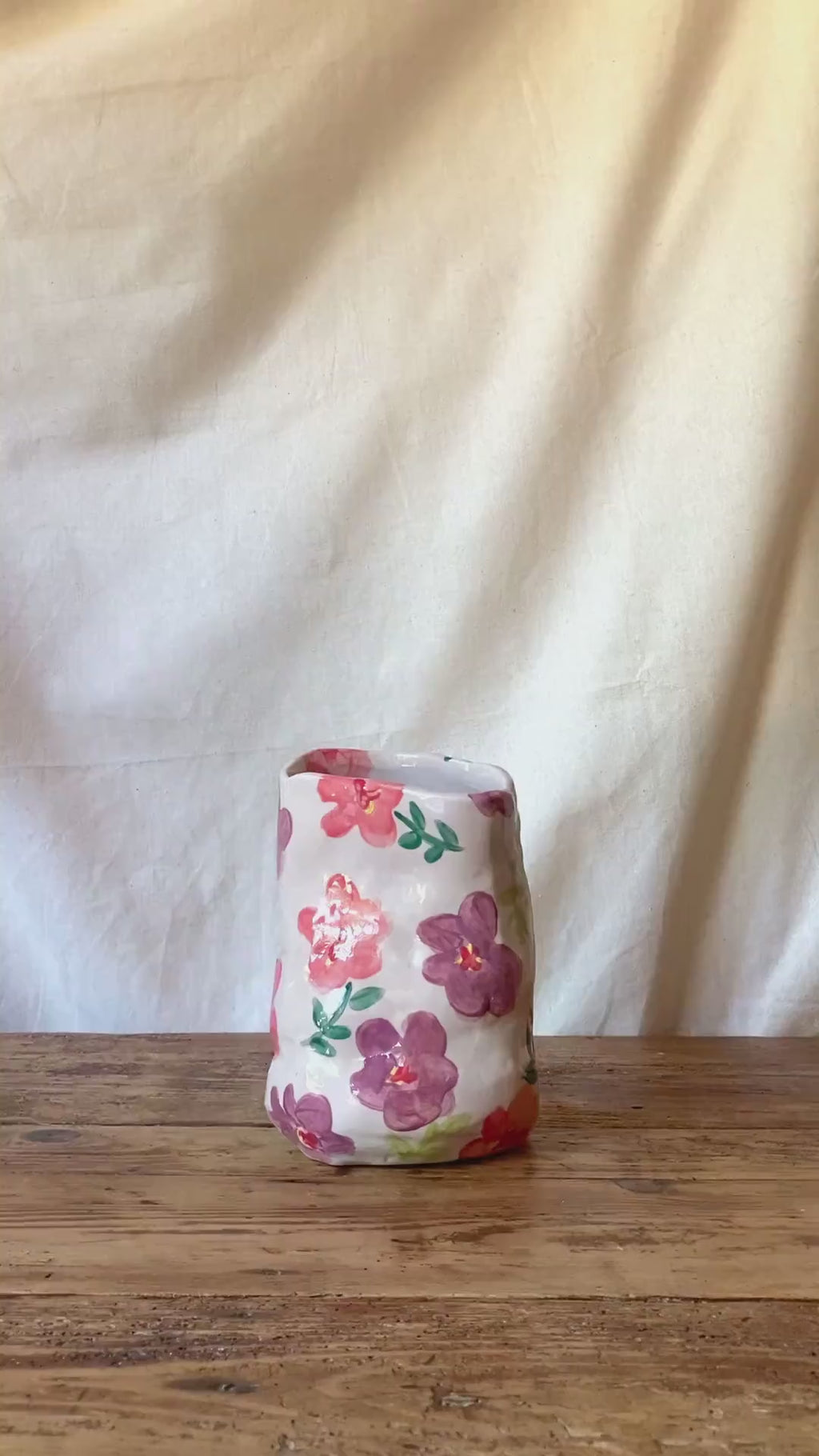 Vase déformé - Fleurs roses et violettes