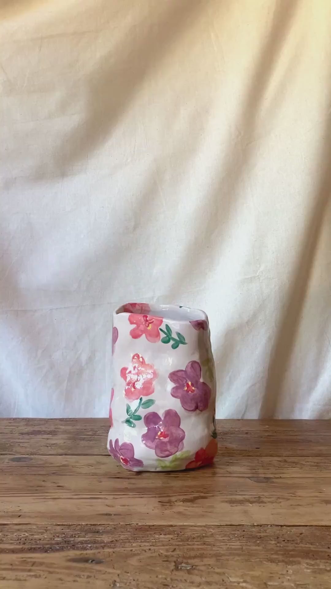 Vase déformé - Fleurs roses et violettes
