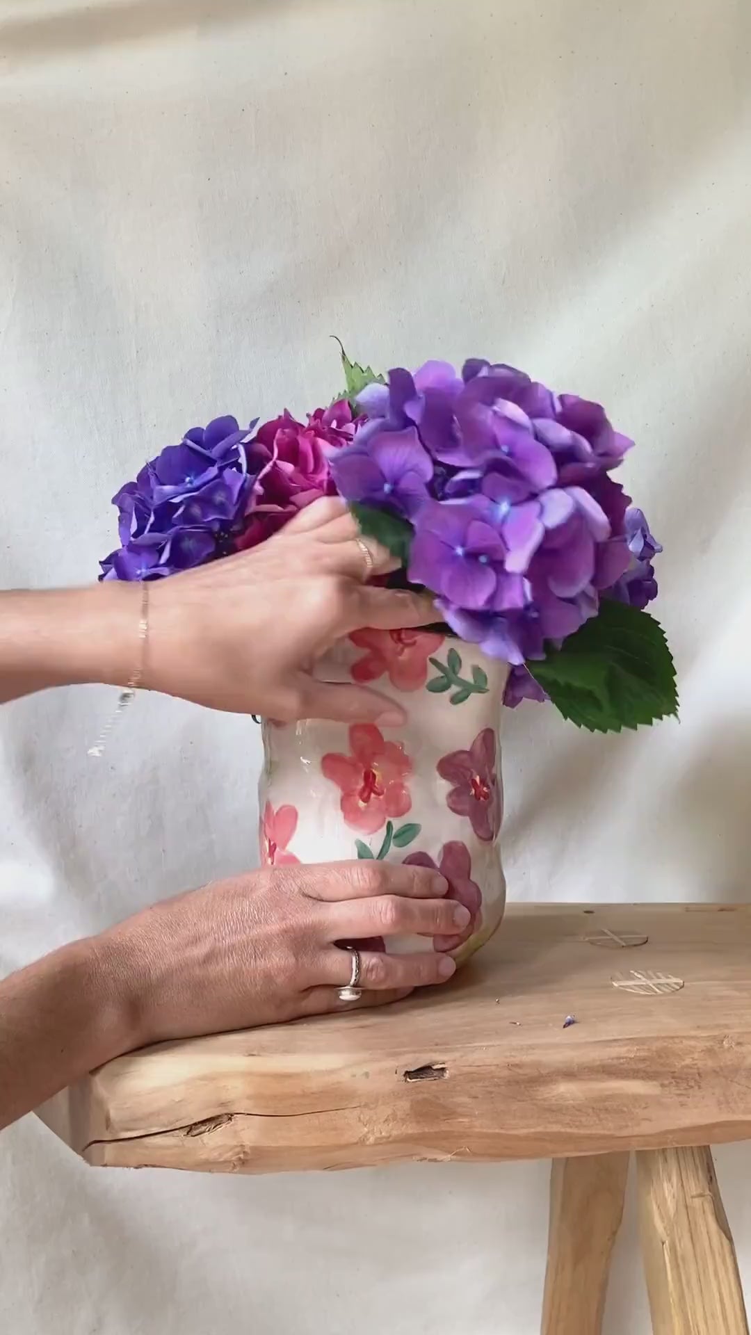 Vase déformé - Fleurs roses et violettes